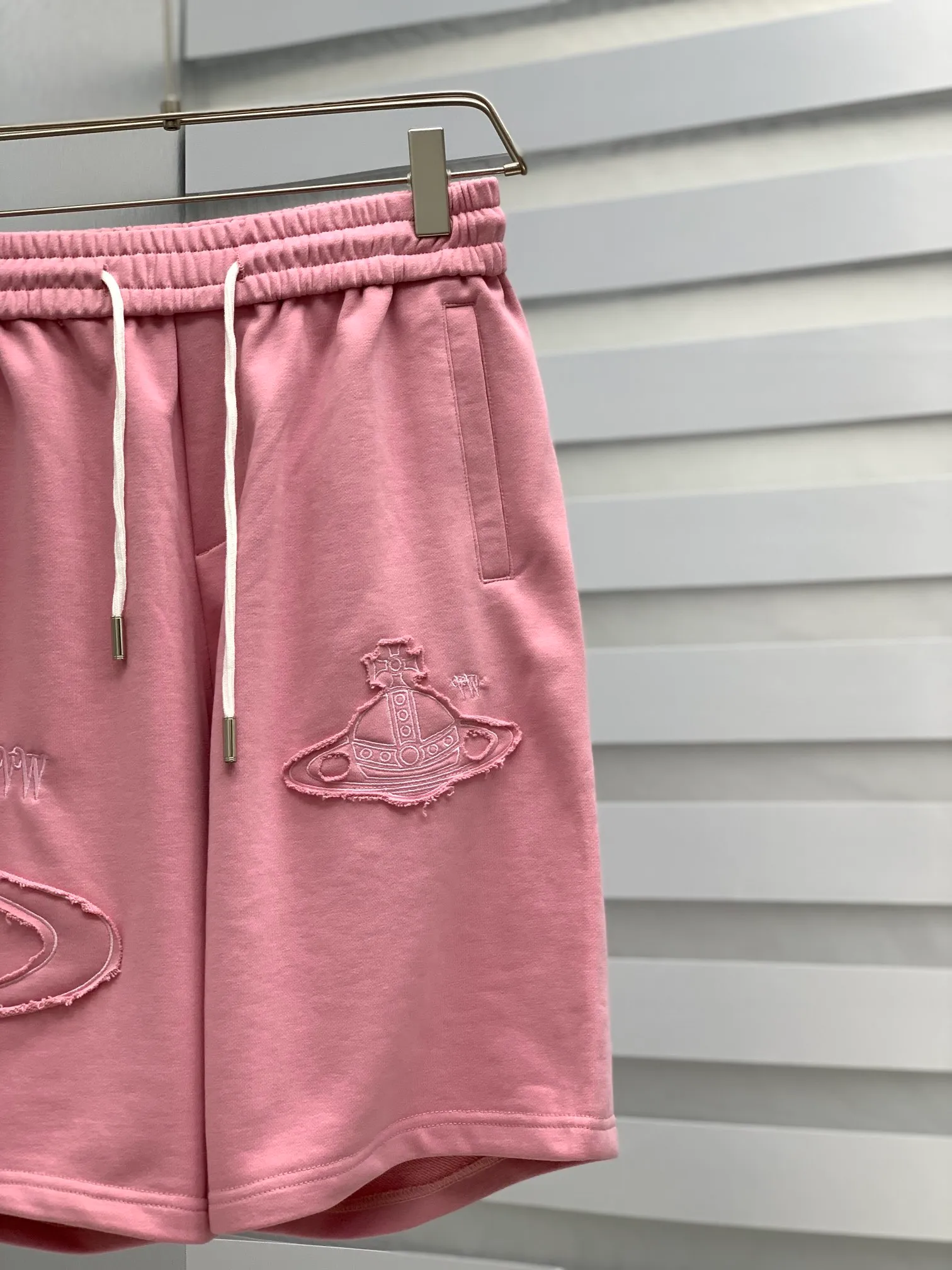 Queen Mother's 2026 summer New Arrival men's casual shorts, advanced custom Breathable fabric, Breathable elasticity and comfort, impeccable details, top accessories, original logo design concept, delicate and soft feel! The upper body fit is awesome! Size: M-XXXL Please state your height and weight when ordering